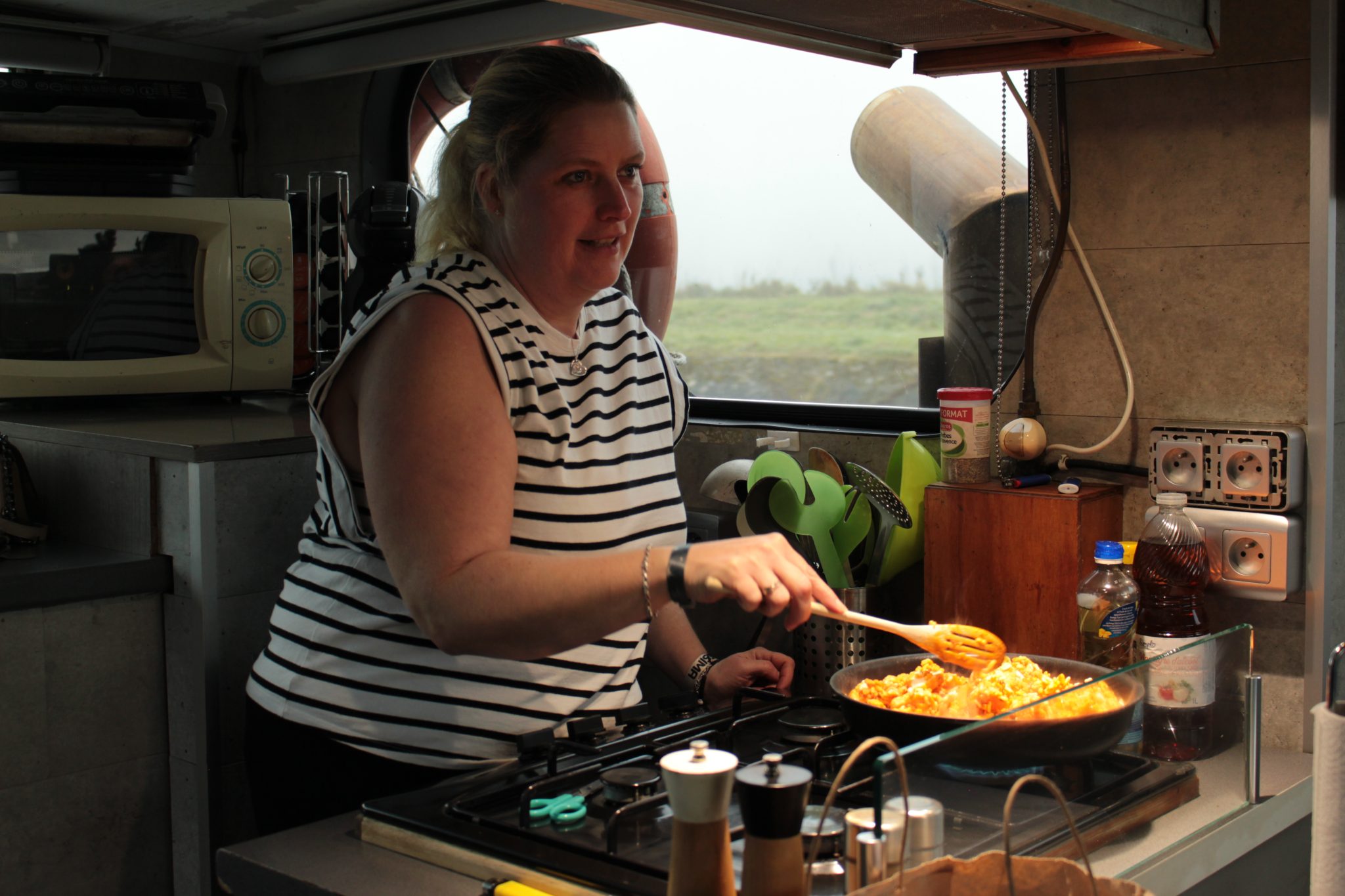 Préparation du repas du midi à bord de la péniche Nouvel’Air