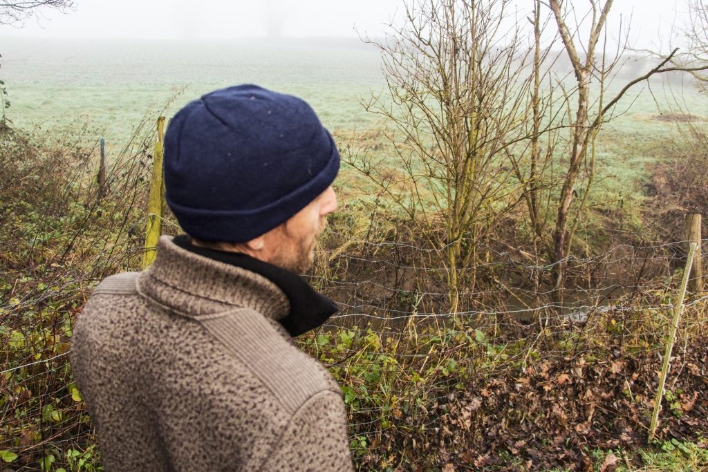 Ignace Gueguen, devant la Moe Becque qui abreuve sa chèvrerie