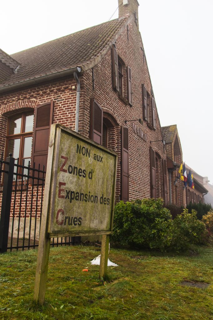 Devant la mairie, un panneau affiche l'opposition de Terdeghem aux ZEC