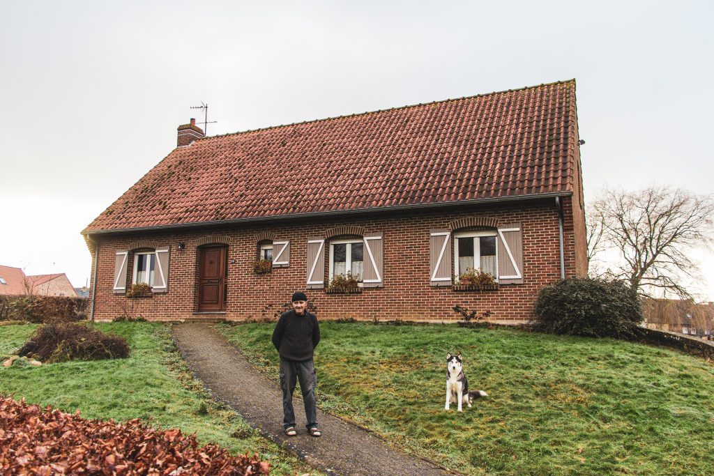 Un retraité touché par les inondations de novembre 2023 devant sa maison. Il est situé là où l'eau avait atteint son maximum