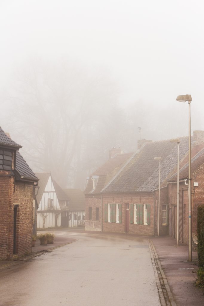 Une nappe de brouillard englobe Terdeghem, un des villages préférés des français en 2015