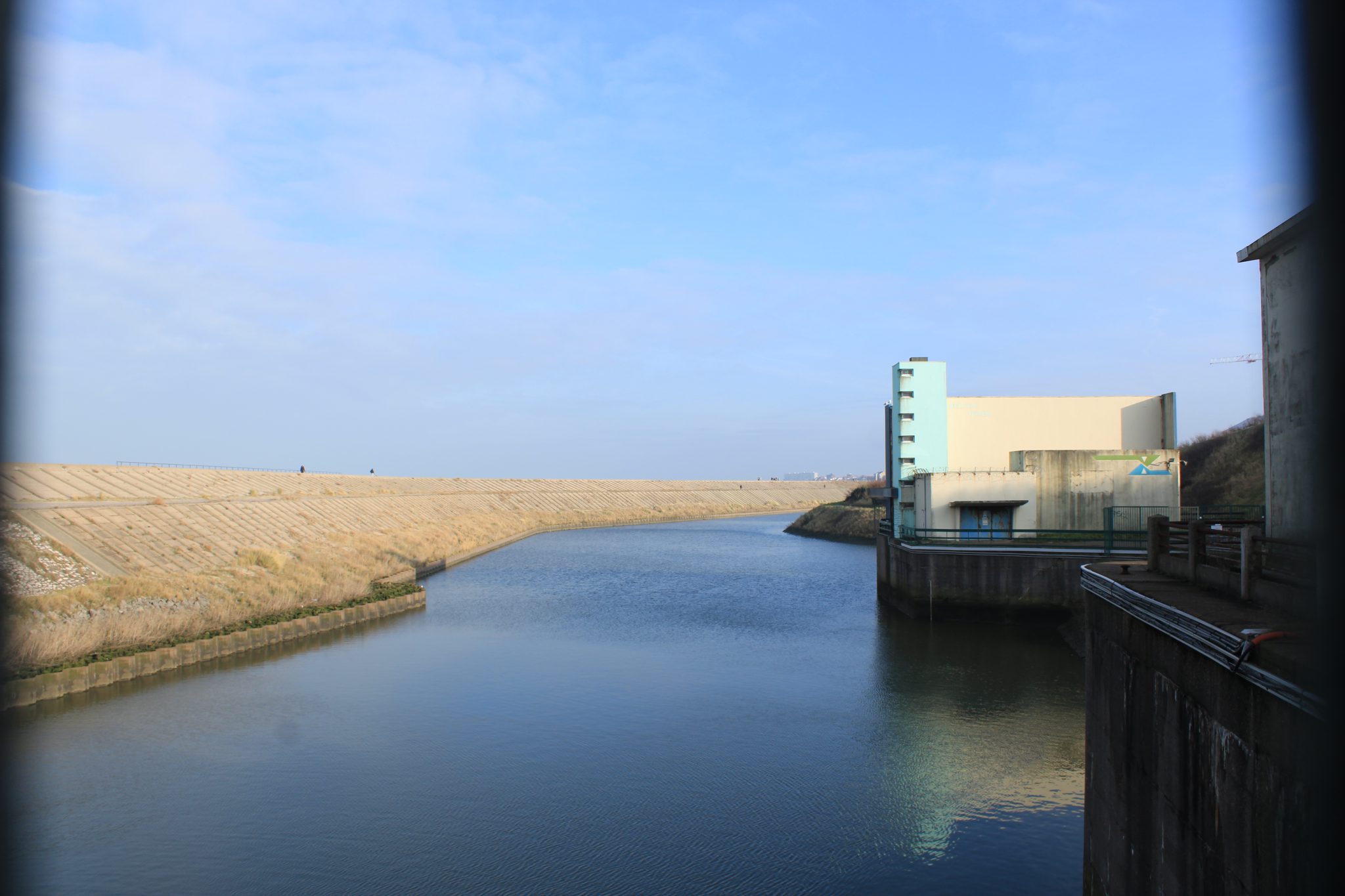 Digue du port de Dunkerque et eau issue d'un des canaux des Wateringues