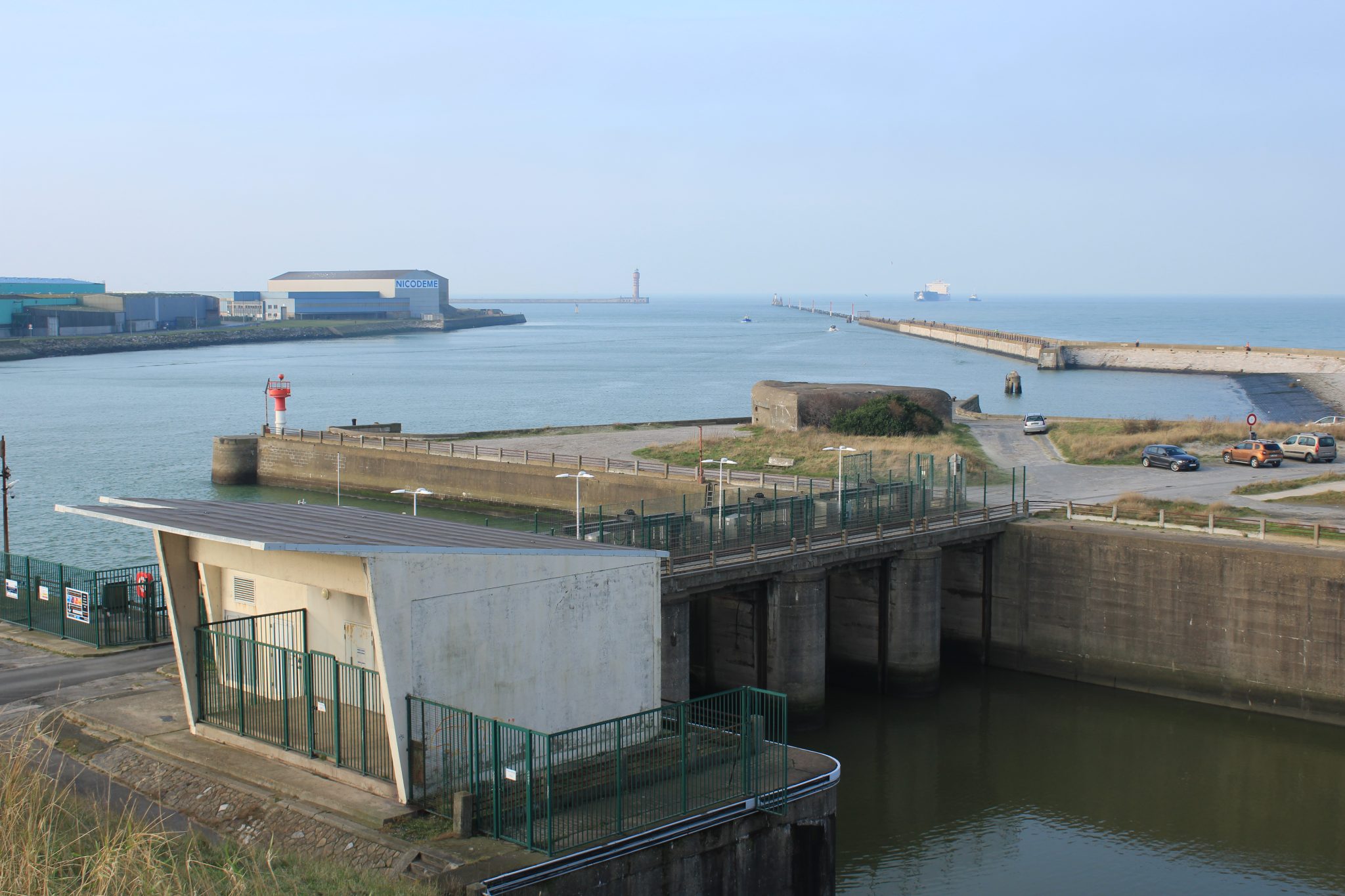 Port de Dunkerque, séparant l'eau de la mer du Nord (gauche) des wateringues (droite)